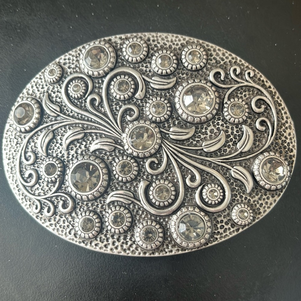 Woman’s belt buckle vintage look.